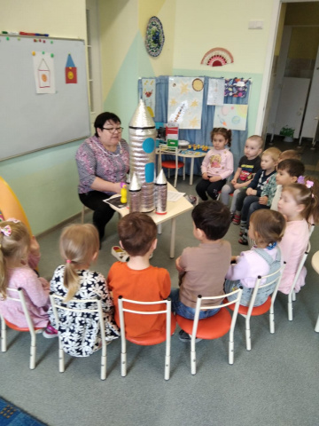          День космонавтики