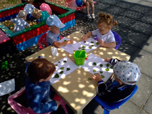                                         Аппликация « Наши березки»