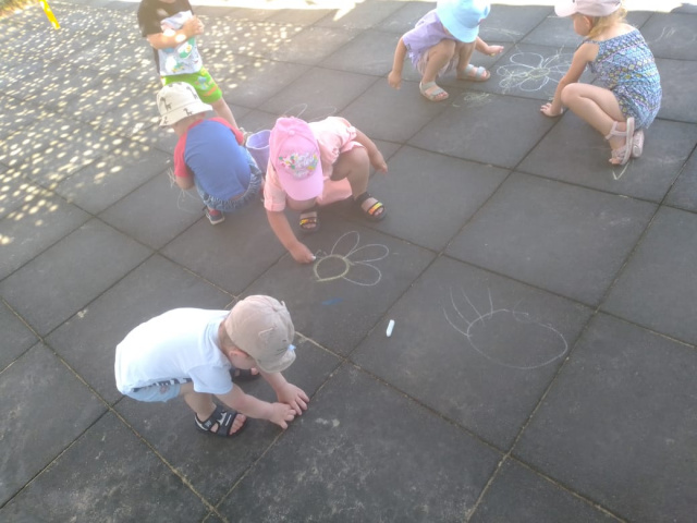 Рисование ромашек детьми первой младшей группы